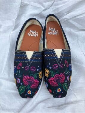 Yes We Vibe 9.5M slip on “Boho Stitch” floral shoe